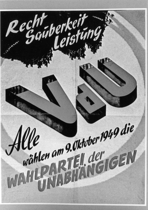 "Österreich II", "Ein Tag wie kein anderer (1) (21)." Diese Folge von "Österreich II" sowie Folge 22 und 23 sind der besonderen Geschichte des österreichischen Staatsvertrages gewidmet. Diese Geschichte, die mit der Unterzeichnung des Vertrages am 15. Mai 1955 im Schloss Belvedere in Wien endet, nimmt im November 1943 in Moskau ihren Anfang. Dort einigen sich die Außenminister der USA, Großbritanniens und der Sowjetunion, Österreich als unabhängigen Staat wiederherzustellen. Aber es dauert zehn Jahre, von 1945 bis 1955, ehe dieser Beschluss in die Tat umgesetzt wird. Dabei kommt man der Lösung einige Male ganz nahe. Doch jedes Mal, wenn der Vertrag fast unterschriftsreif ist, geraten die Österreich-Verhandlungen durch den Ost-West-Konflikt ins Stocken: Jugoslawien erhebt Ansprüche auf Teile Kärntens, die Sowjetunion will die als deutsches Eigentum beschlagnahmten Betriebe und die Erdölfelder ständig als sowjetische Enklave in Österreich behalten; der Marshallplan bringt zwar ganz Österreich Wirtschaftshilfe, doch im übrigen Europa antwortet die Sowjetunion auf den Marshallplan mit der Teilung des Kontinents und mit der Blockade Berlins. Eine Zeitlang wird auch für Österreich die Teilung und ein sowjetisch unterstützter Putsch in Wien befürchtet. Österreich bekommt zwar seinen Staatsvertrag noch lange nicht, aber es bleibt ein Sonderfall.Im Bild: Wahlplakat der VdU, 1949. SENDUNG: ORF3 - SA - 13.12.2014 - 20:15 UHR. - Veroeffentlichung fuer Pressezwecke honorarfrei ausschliesslich im Zusammenhang mit oben genannter Sendung oder Veranstaltung des ORF bei Urhebernennung. Foto: ORF/Bundespolizeidirektion Wien. Anderweitige Verwendung honorarpflichtig und nur nach schriftlicher Genehmigung der ORF-Fotoredaktion. Copyright: ORF, Wuerzburggasse 30, A-1136 Wien, Tel. +43-(0)1-87878-13606